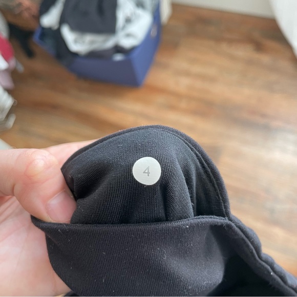 Lululemon Capris Sz 4 Black - Picture 4 of 4